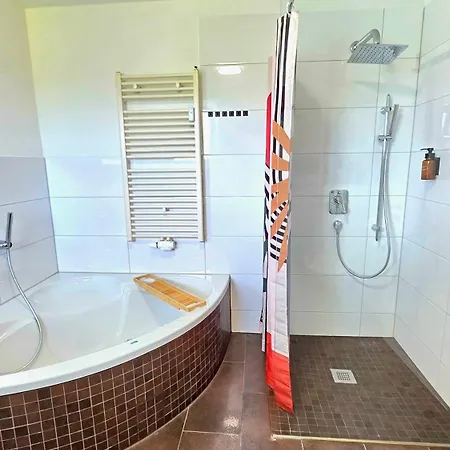 Design-apartment I Beheizbarer Swimming-pool I Sauna I Boxspring I Parkplatz *
